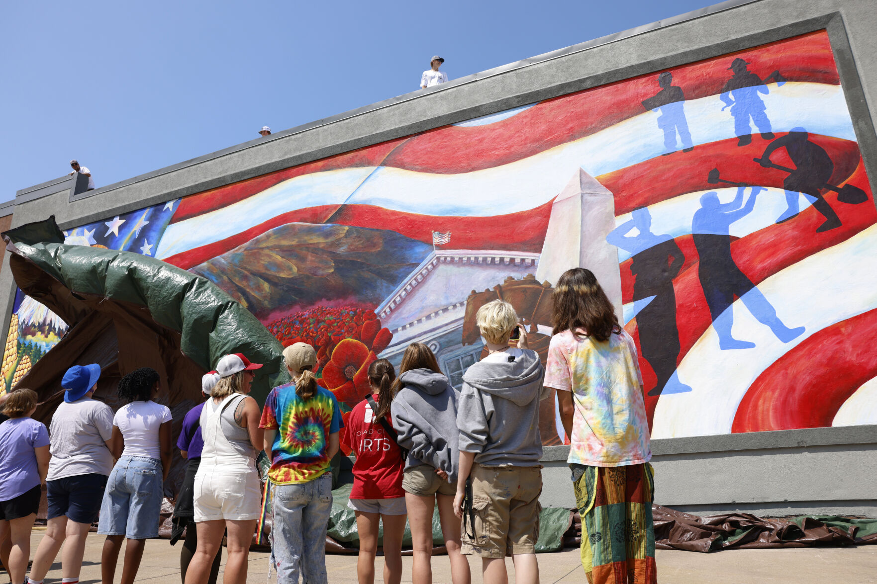 071224-qc-nws-mural.jpg